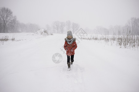 在雪中行走的少女图片