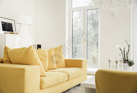 有黄色沙发的客厅图片