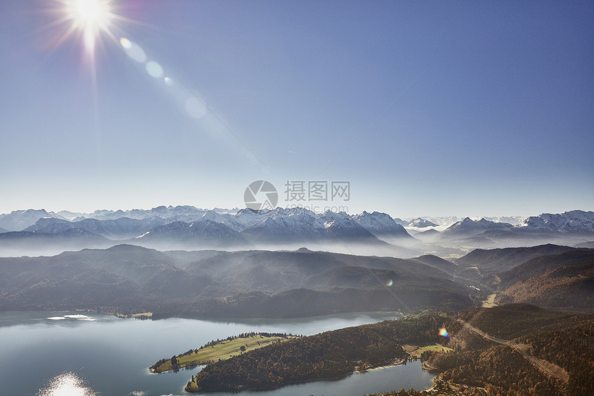 德国巴伐利亚州阳光明媚的山脉和沃尔陈湖的高角度视图图片