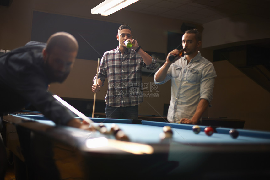 打桌球和喝啤酒的男人图片