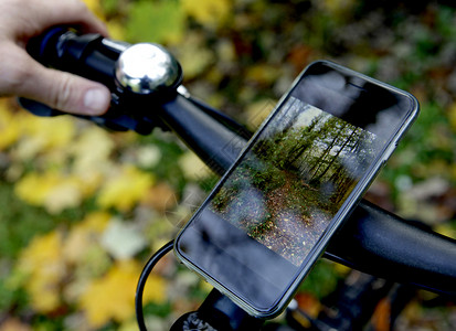 自行车把手上的智能手机背景图片