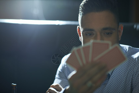 在英国传统酒吧玩牌打的中年男子图片