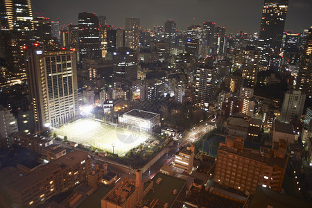 日本东京市摩天大楼和体育场图片