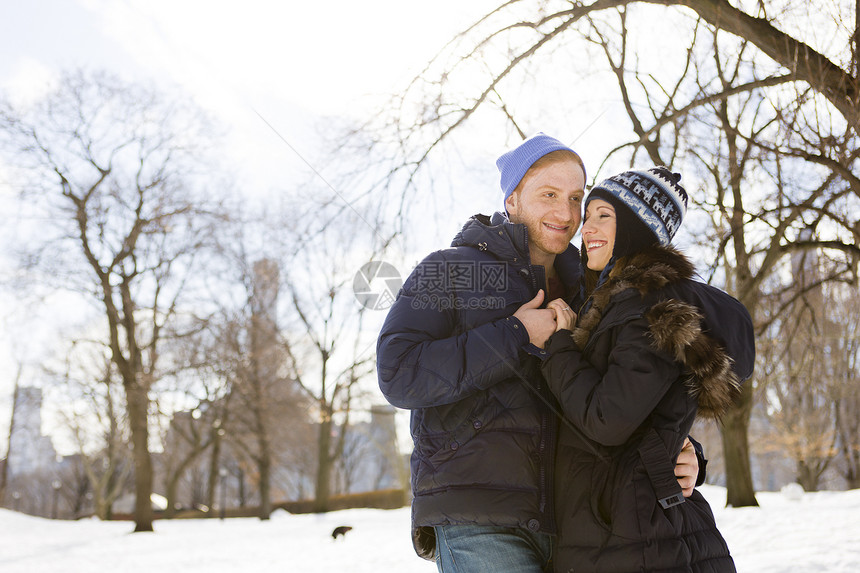 美国纽约中央公园站在雪地上的情侣图片