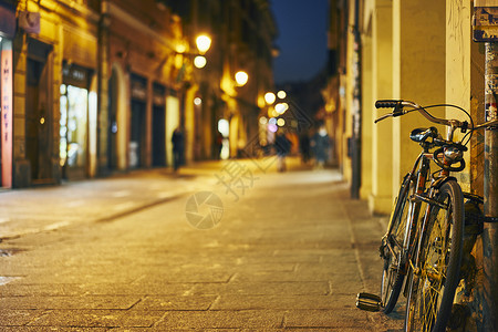 夜间靠街墙停着的自行车图片