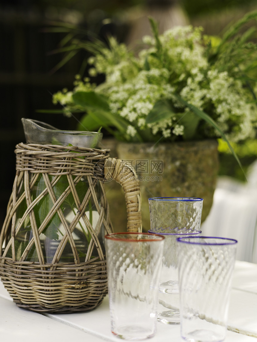 桌上的盆栽和杯子图片