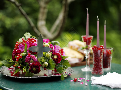 桌上的花朵和蜡烛图片