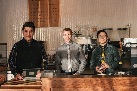 咖啡店柜台经理和服务员的形象图片