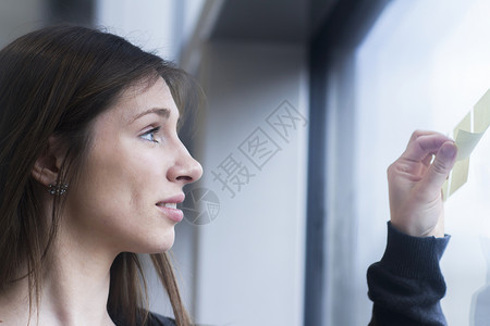 女性在窗户上贴纸图片
