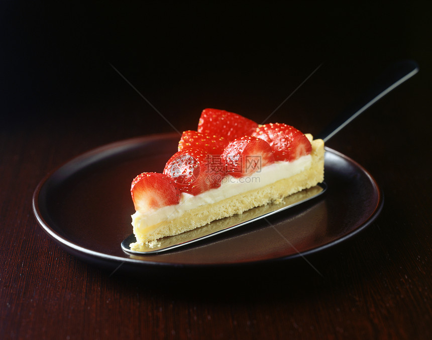 餐盘上的草莓蛋糕甜品图片