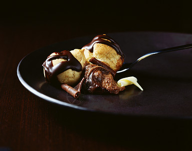 餐桌上的巧克力蛋糕熟食高清图片素材