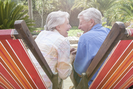 老年夫妇面对面微笑背景图片