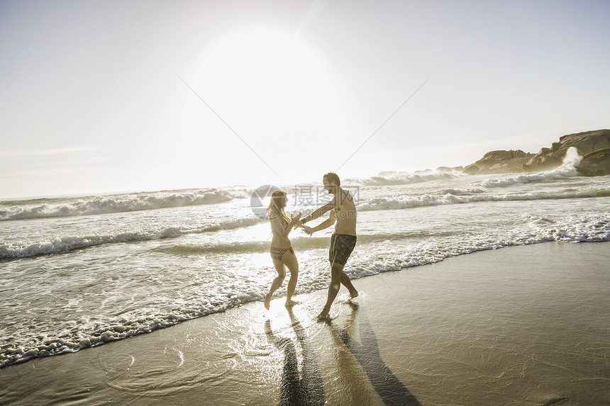 在沙滩上玩耍的情侣图片