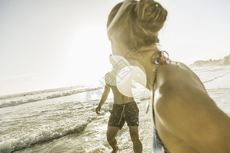 在沙滩上玩耍的情侣旅游目的地高清图片素材