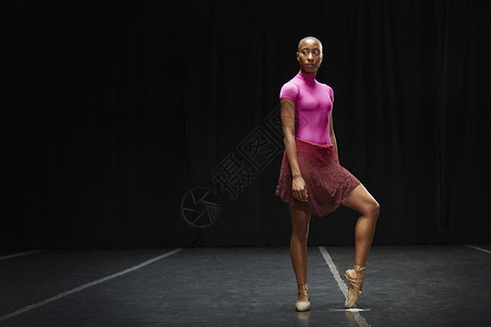 踮起脚尖的芭蕾舞者图片