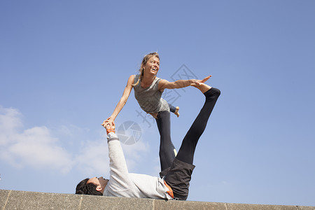 墙上的男人和女人在练瑜伽图片