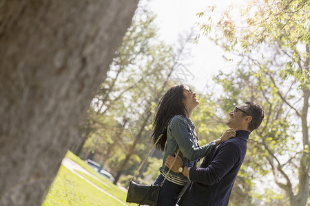 在公园的一对夫妇面拥抱和微笑团结高清图片素材