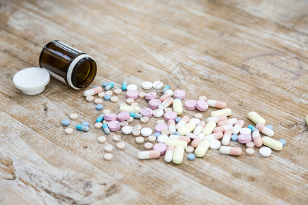 药丸和药瓶背景图片