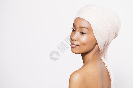 戴头巾的年轻女性肖像图片