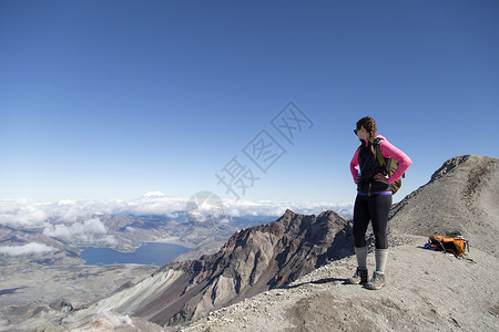 美国俄勒冈州圣海伦山顶的青年女子背景图片