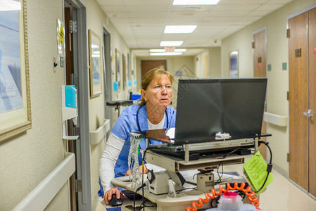 医院工作人员使用计算机分析和监测病人图片