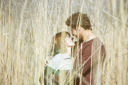 一对情侣在草堆里拥抱成年女子高清图片素材