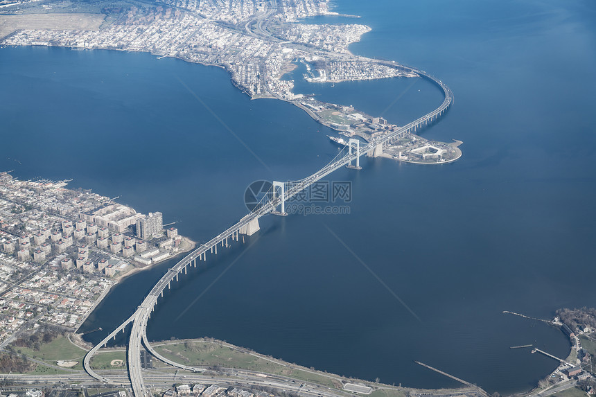 美国纽约东河桥空中的航拍图片