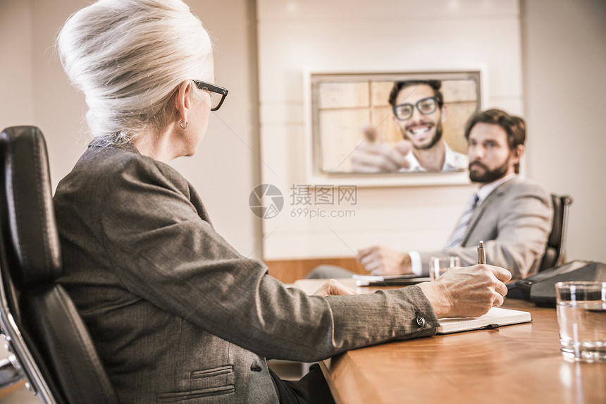 在会议室开视频电话会议的商业人士图片