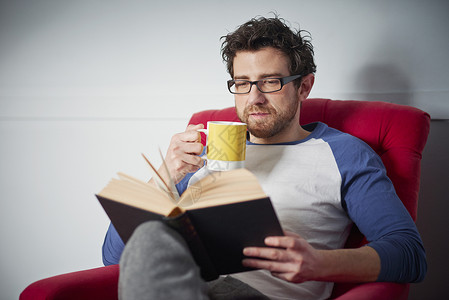 男性喝咖啡看书图片