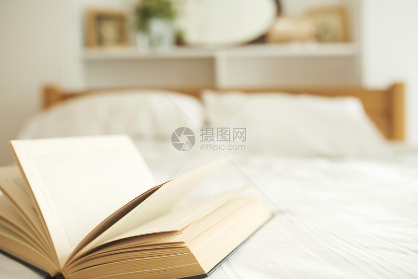 床上的书本特写图片