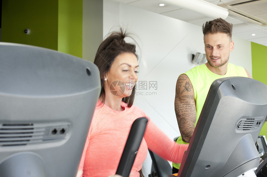 男人和女人使用跑步机锻炼图片