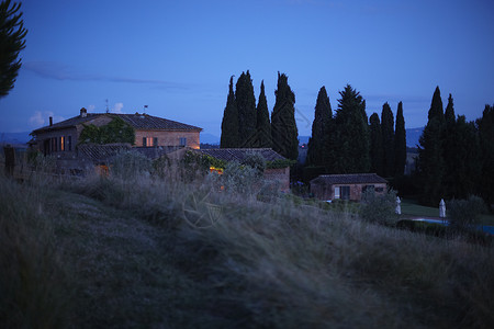 意大利托斯卡纳山坡上一排房屋图片