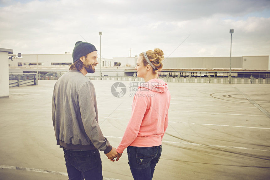 成年夫妇在屋顶停车场手牵手图片