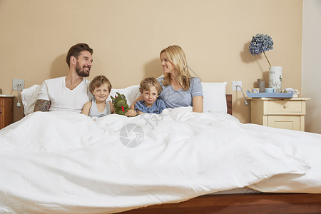 父母与儿子和玩具龙同床共枕图片