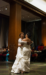新娘穿婚纱在礼接待舞厅第一次跳图片