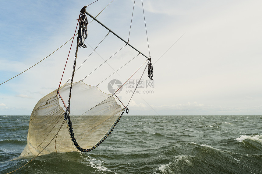 荷兰弗里斯兰瓦登泽海上渔船的塞纳渔网图片