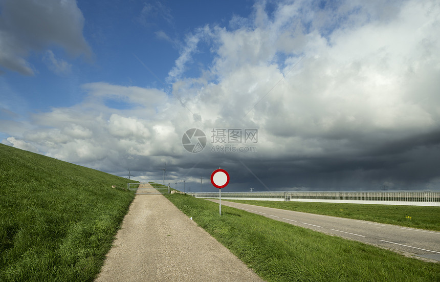 荷兰泽兰市Gravenpolder大道和商业温室上方的云层图片
