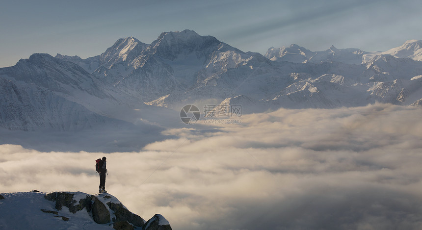 在阿尔卑斯山欣赏壮丽美景图片