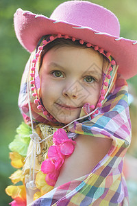 在花园里戴着粉色牛仔帽的女孩图片