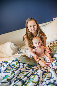 姐姐与新生婴儿在床上宝贝高清图片素材
