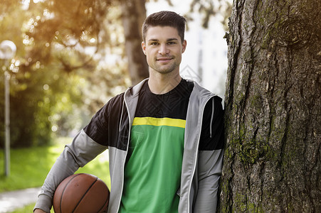 公园中年轻男篮球运动员的肖像图片