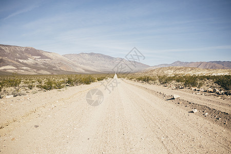 美国加利福尼亚州奥兰查沙漠地带沙土路高清图片