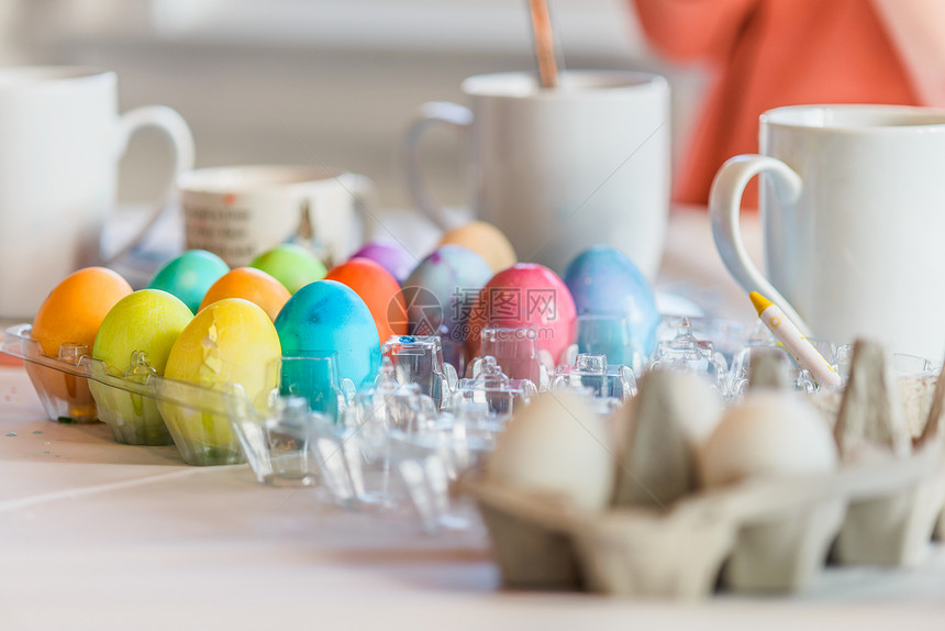 桌上染色的复活节鸡蛋图片