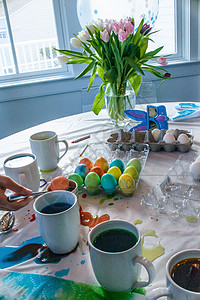 在复活节染鸡蛋时的桌子图片