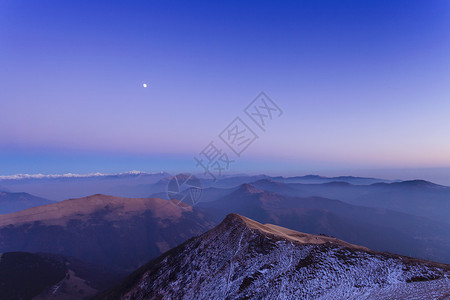 雪盖高山地貌峡谷雾瑞士蒂契诺蒙特热罗索图片