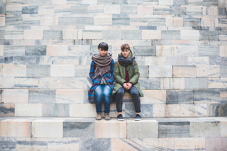 姐妹两人坐在一起台阶上背景图片