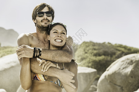 海滩上拥抱的情侣中年男子高清图片素材
