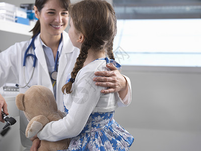 带着泰迪熊做儿科咨询的小女孩图片