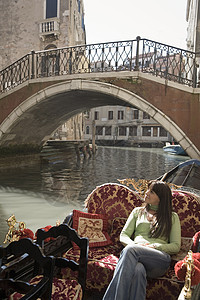 意大利威尼斯运河坐船的年轻女性图片