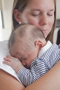 母亲抱着熟睡的婴儿男孩图片